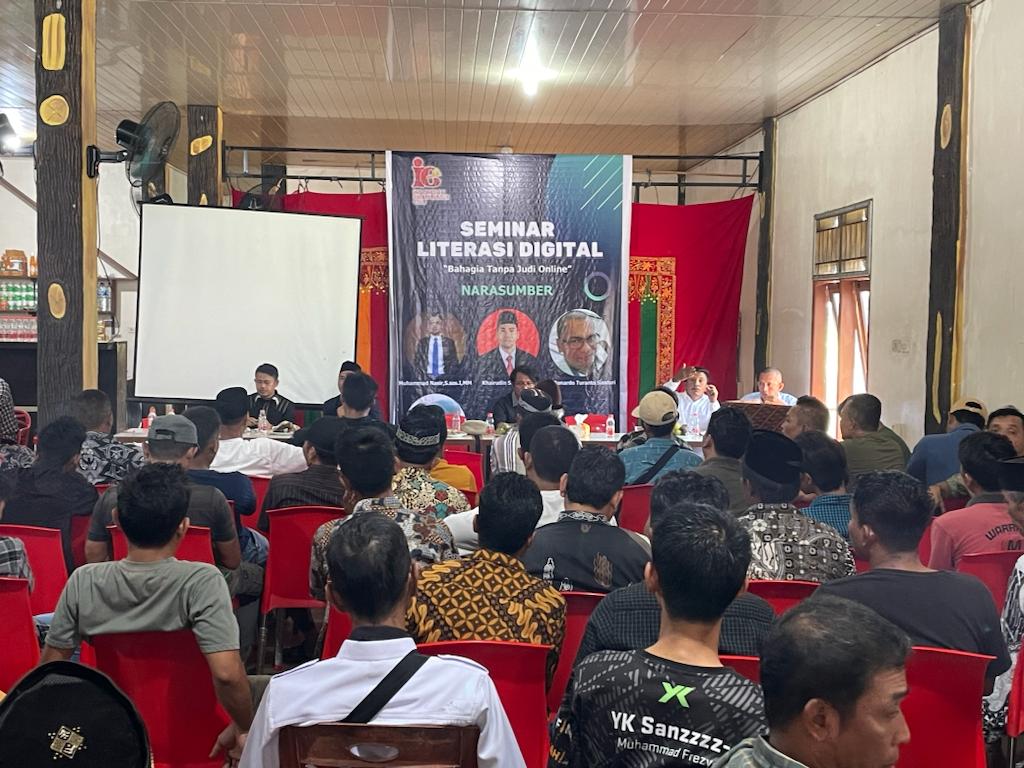 Seminar literasi digital Komunitas Indonesian Entrepreneur Club di Cafe Pak Kumis, Kabupaten Aceh Singkil, Aceh.