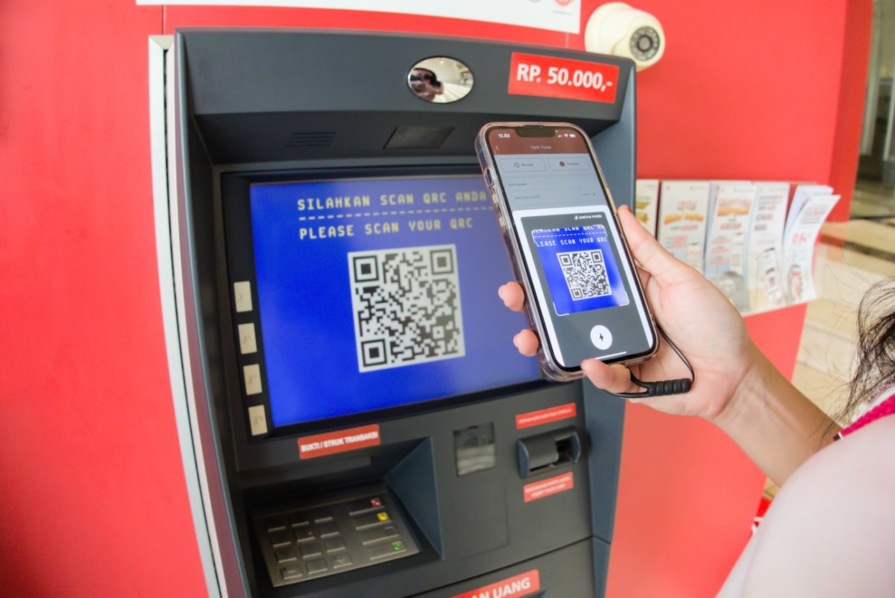 Nasabah memindai kode yang ada di ATM Bank DKI