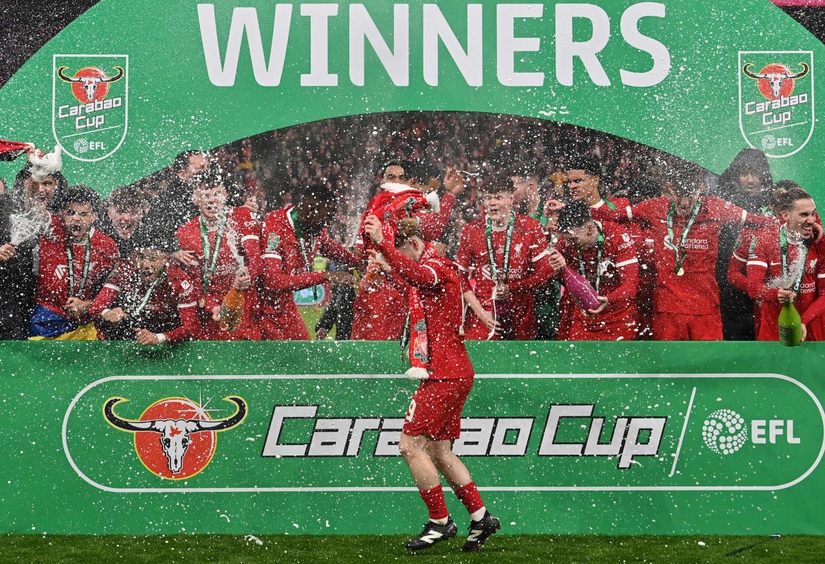 Para pemain Liverpool merayakan kemenangan di final Carabao Cup.
