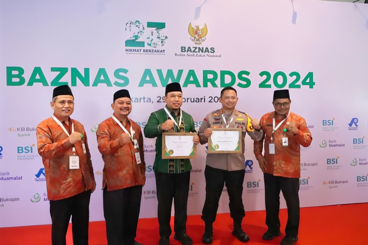 Kapolres Siak AKBP Asep Sujarwadi menerima penghargaan sebagai Tokoh Publik Pendukung Zakat dalam acara Baznas Award.