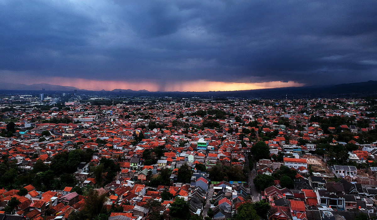 Foto udara awan hitam yang menyelimuti Kota Bandung terlihat di Cibiru, Kabupaten Bandung, Jawa Barat, Senin (5/10/2020).