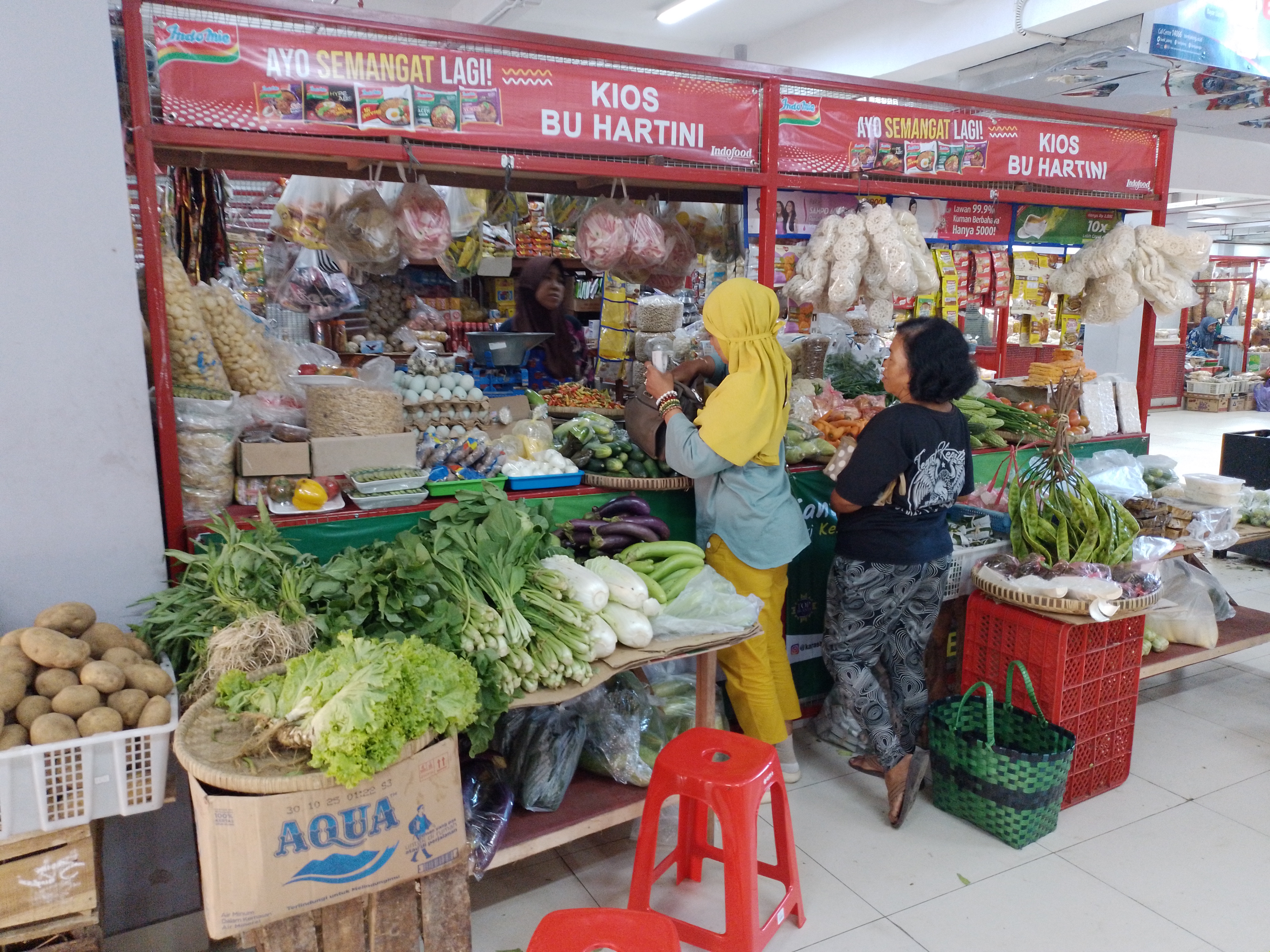Kenaikan harga beras yang disusul komoditas lain seperti cabai dan telur belum terbendung. 