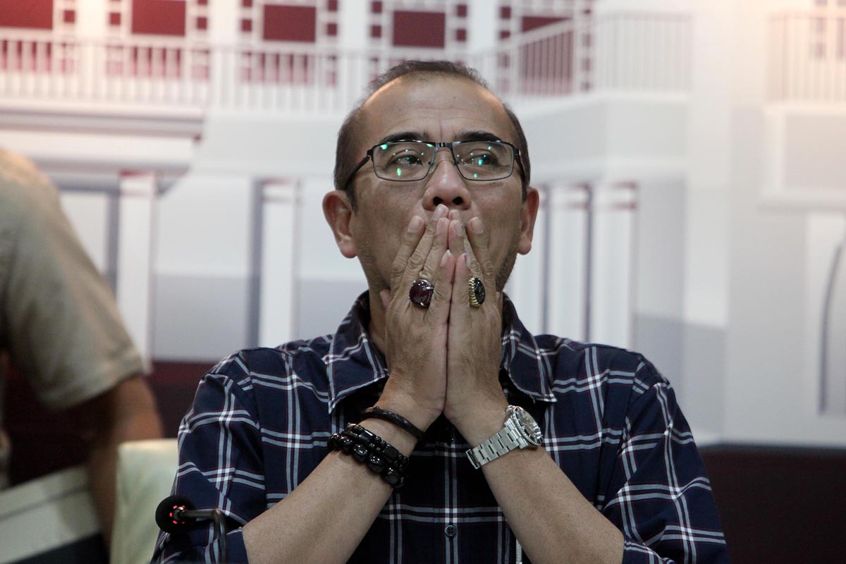 Pernyataan Ketua Komisi Pemilihan Umum (KPU), Hasyim Asy'ari, yang mengizinkan membawa handphone ke dalam bilik suara mendapatkan kritik.