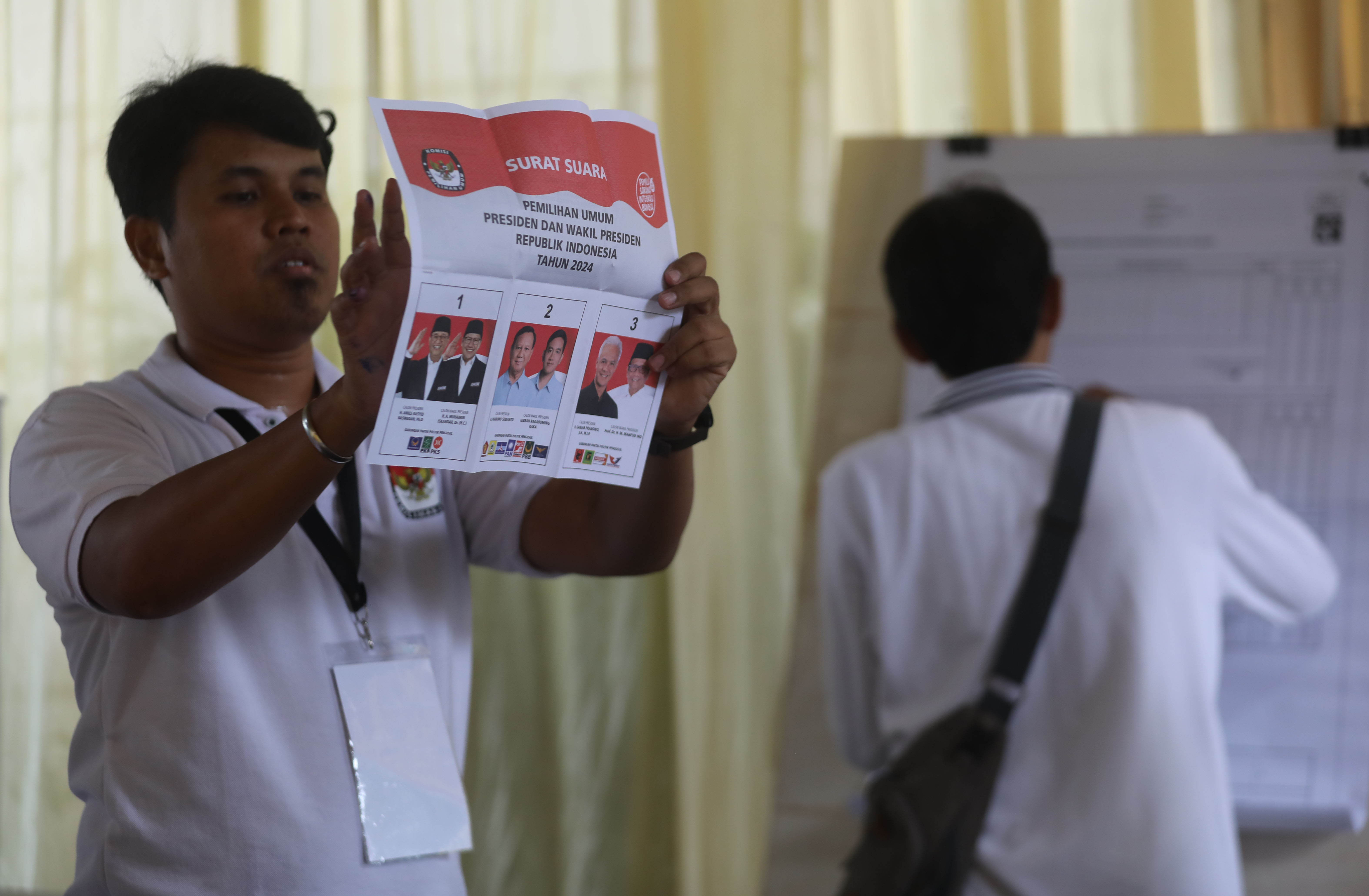 Ilustrasi: petugas KPPS melakukan perhitungan surat suara pemilihan presiden dan wakil presiden Pemilu 2024