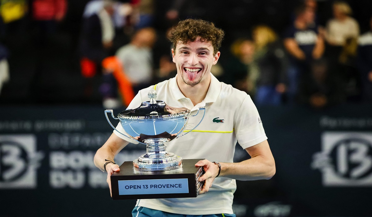 Petenis Prancis Ugo Humbert memamerkan trofi yang dimenangkannya di turnamen ATP Marseille. 