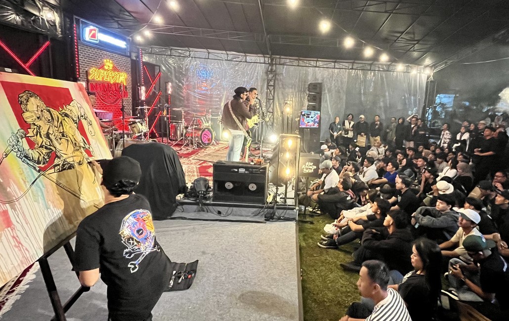 Kolaborasi musik dan live painting di SSIS, Garut, Jawa Barat.