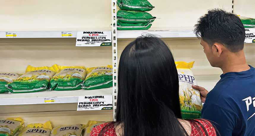 Konsumen membeli beras di salah satu pusat perbelanjaan di kawasan Jakarta Timur, kemarin. Peritel membatasi penjualan beras kepada konsumen