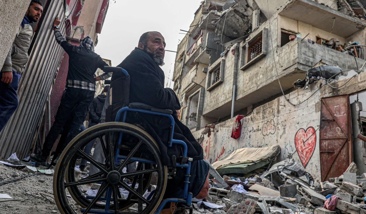 Warga Palestina melihat puing-puing rumah mereka yang hancur akibat serangan udara Israel semalaman di kamp pengungsi Rafah, Jalur Gaza.