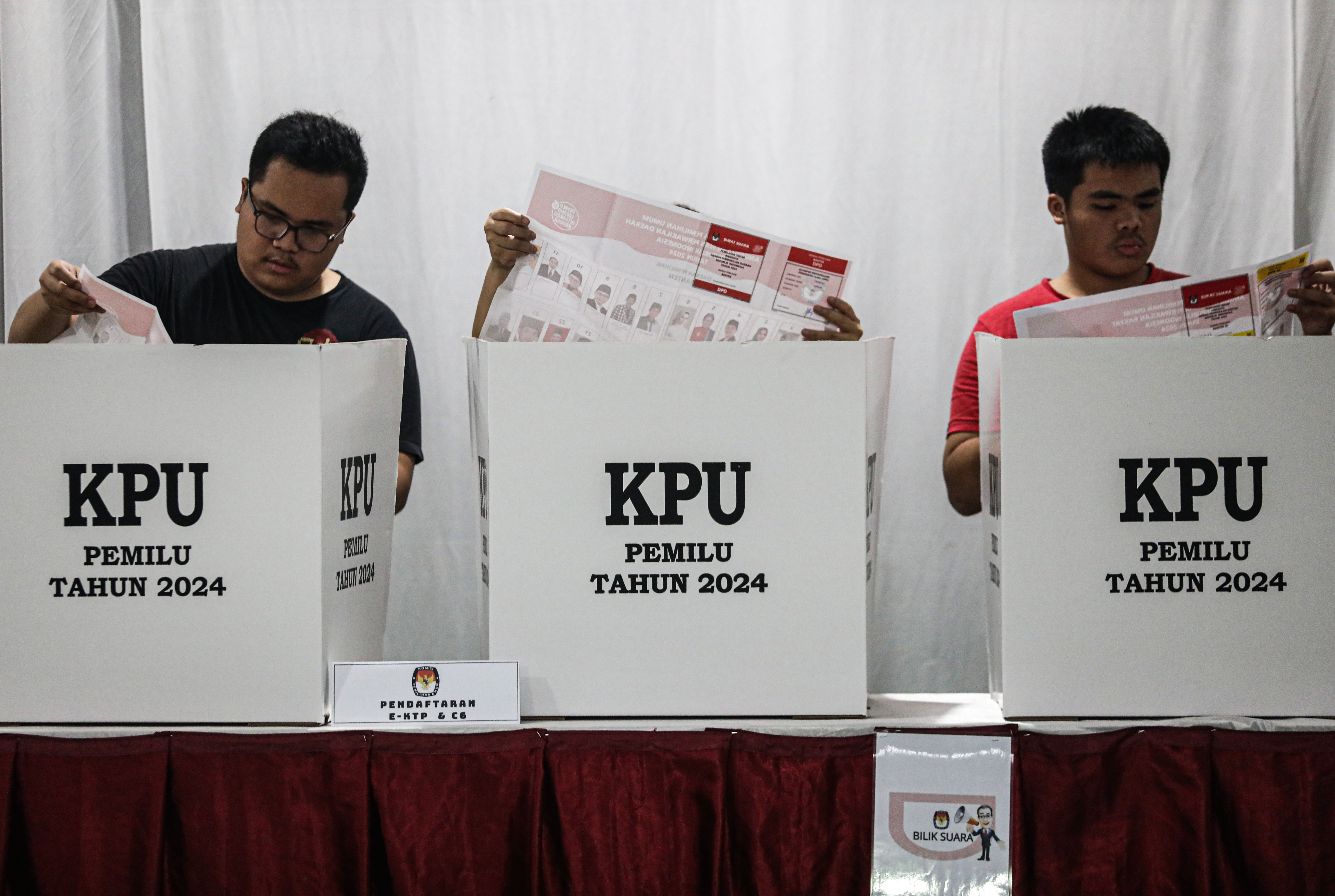 Warga melakukan pencoblosan surat suara di TPS 31 Rt.02/09 Kreo, Larangan,Kota Tangerang, Banten, Rabu (14/2).