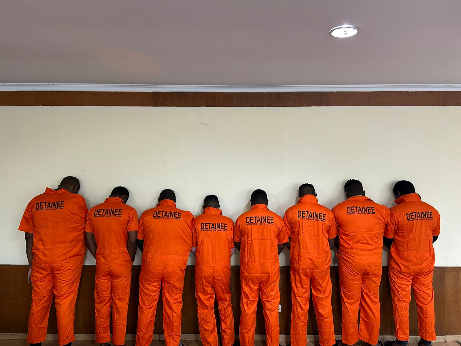 Kantor Imigrasi Kelas I TPI Jakarta Utara mengamankan 8 WNA yang diduga overstay dari 2 lokasi apartemen berbeda di Wilayah Jakarta Utara.