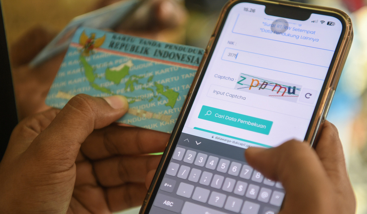 Warga mengecek nomor induk kependudukan (NIK) melalui laman datawarga-dukcapil.jakarta.go.id.