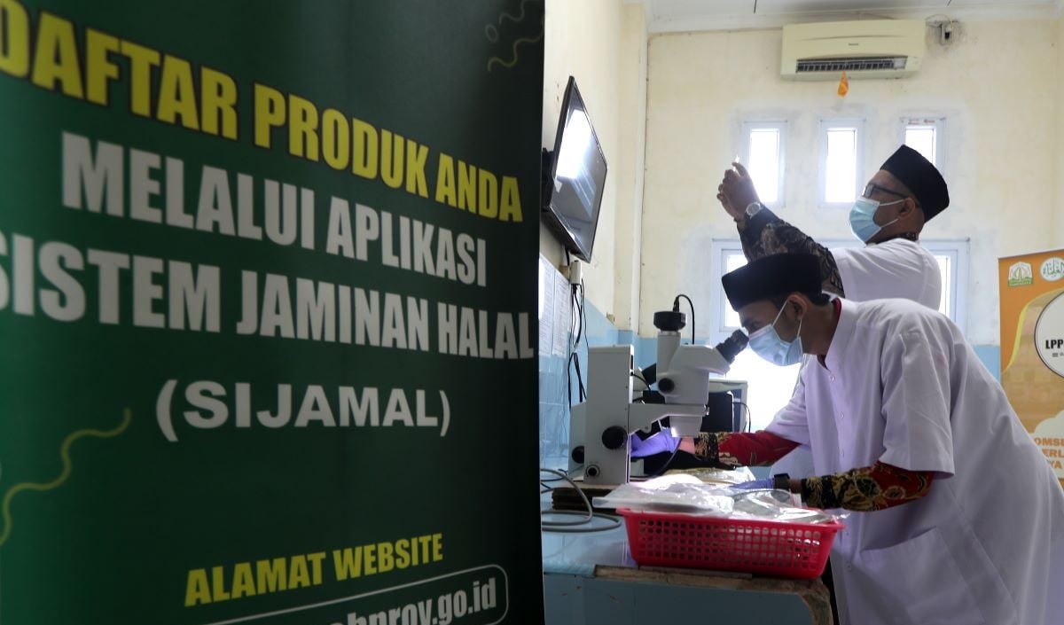 Petugas laboratorium Lembaga Pengkajian Pangan, Obat-obatan dan Kosmetika MPU Aceh memeriksa kehalalan produk kosmetik.
