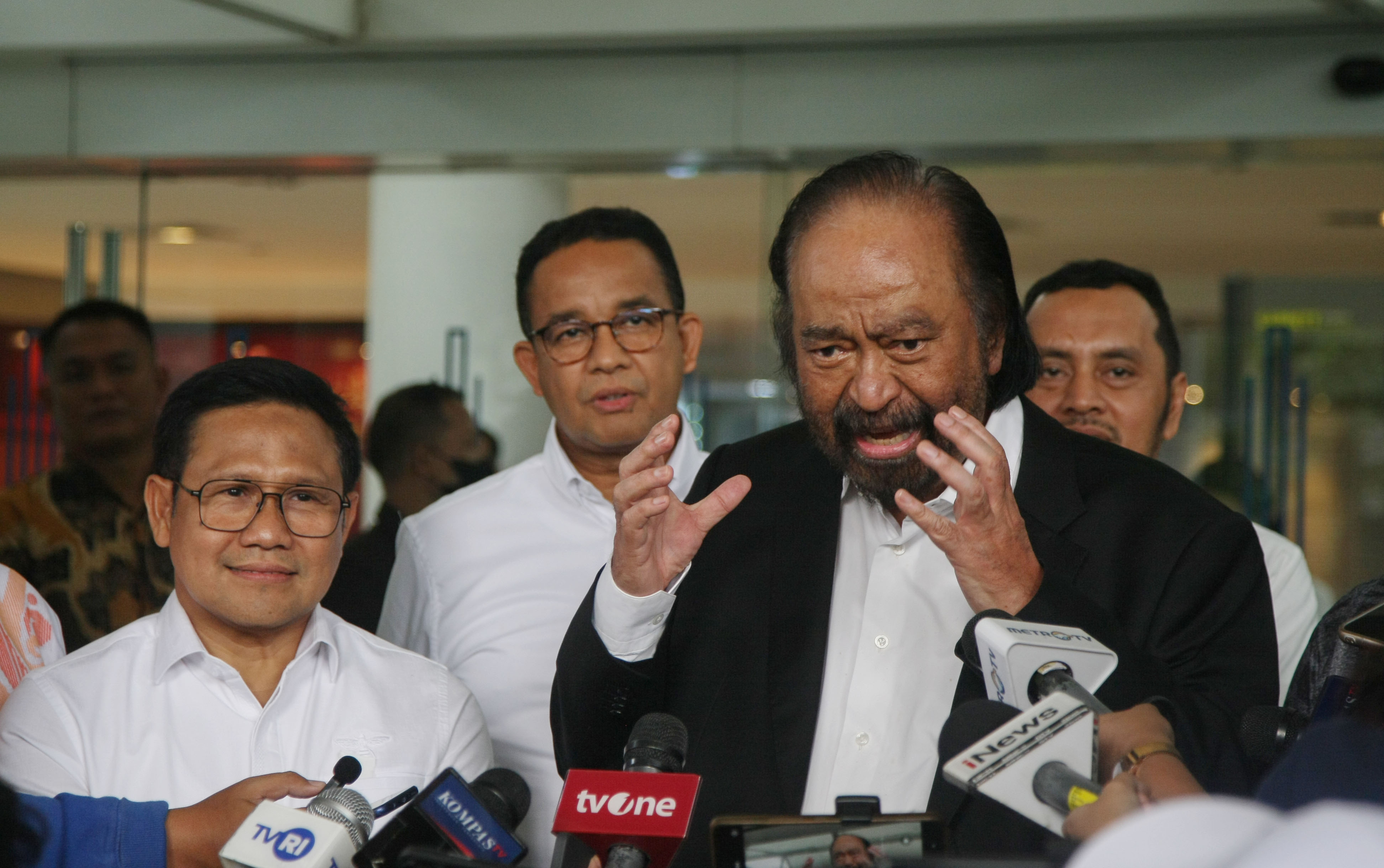 Ketua Umum Partai NasDem, Surya Paloh (kanan) Capres Anies Baswedan (tengah)