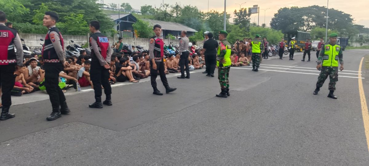 Ratusan remaja diamankan Polresta Sidoarjo dari lokasi balap liar di Lingkar Mas Waru.