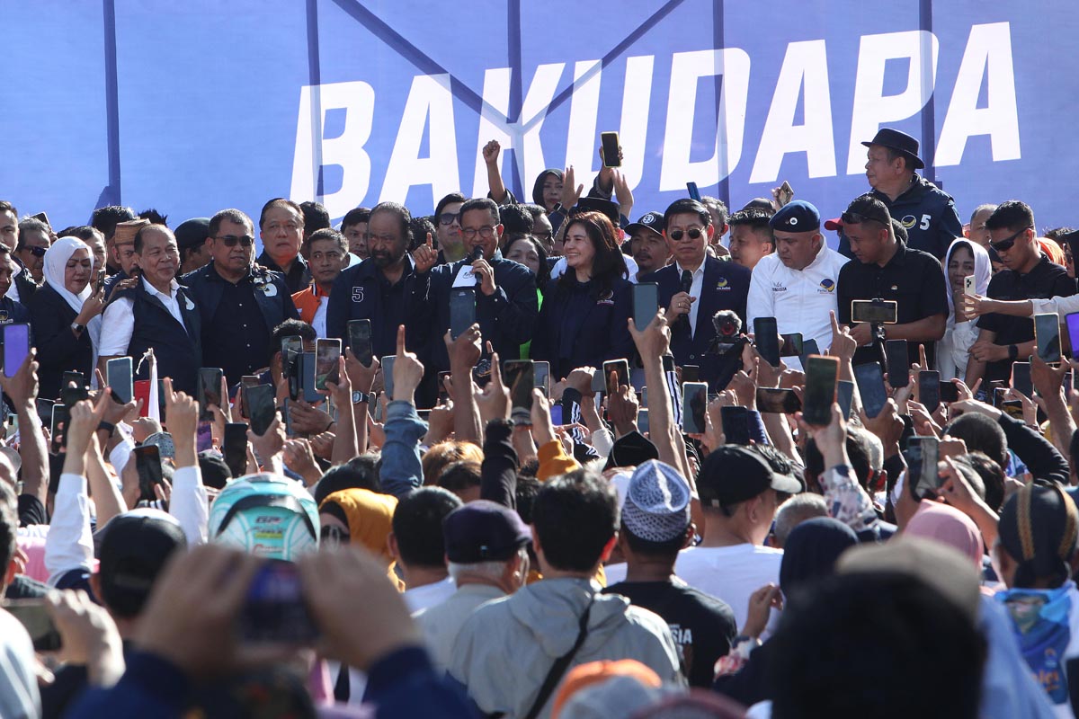 capres Anies Baswedan (tengah) didampingi Ketua Umum Partai NasDem Surya Paloh. 