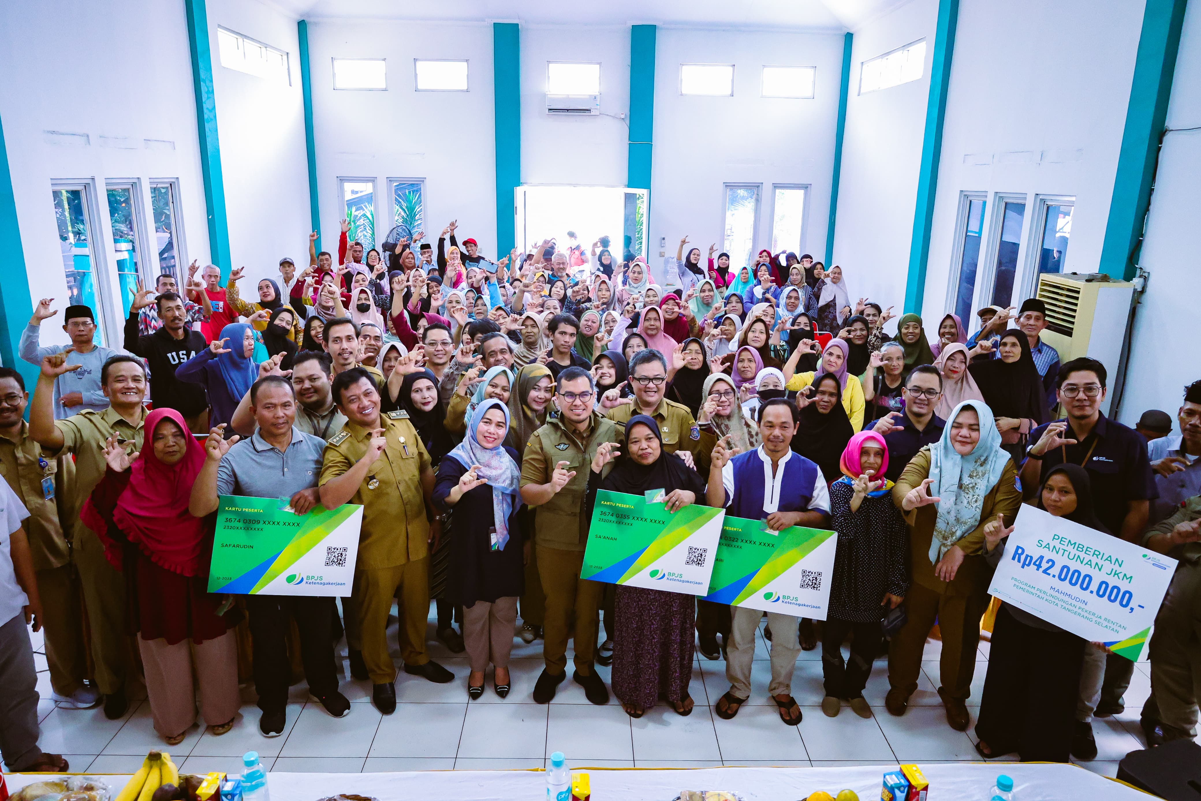 Wakil Wali Kota Tangsel Pilar Saga Ichsan menyerahkan santunan JKMsenilai Rp42 juta kepada salah satu ahli waris.