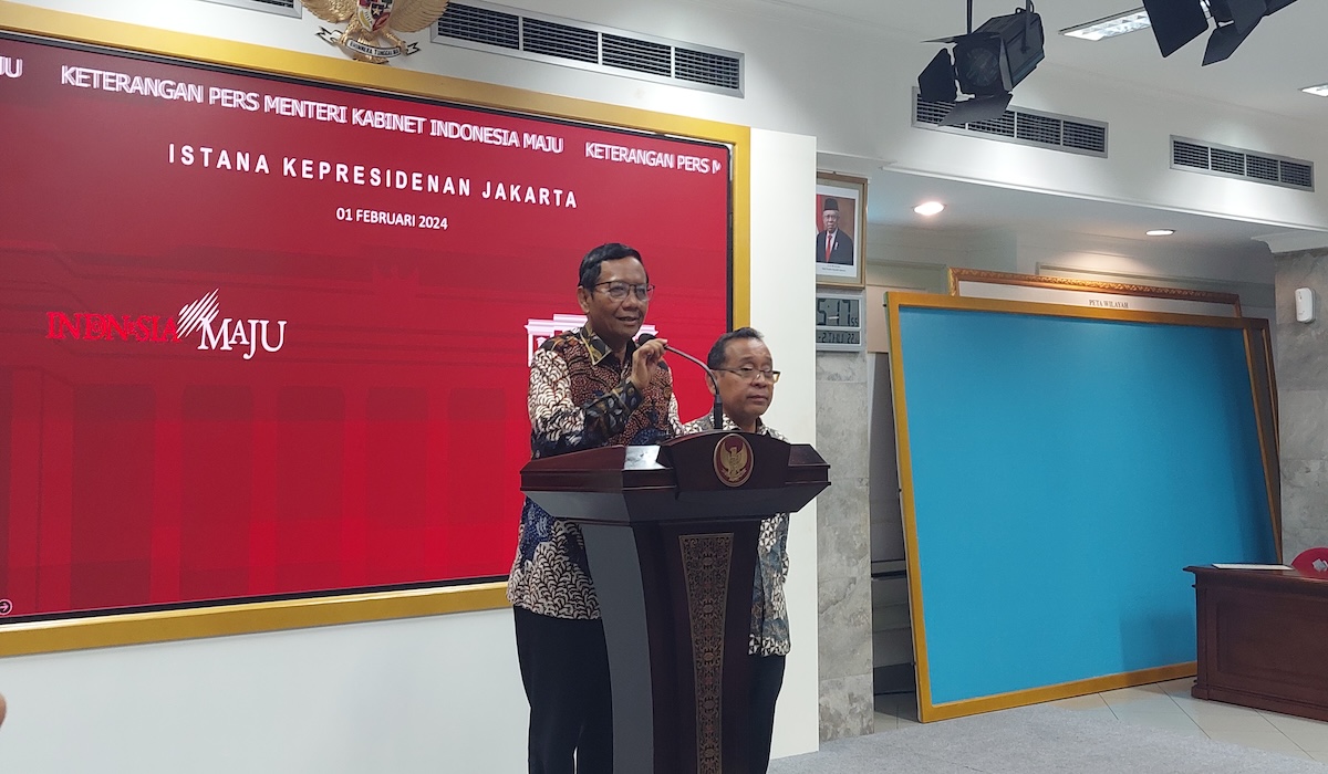 Mahfud MD menyampaikan keterangan pers usai menyerahkan surat pengunduran diri ke Presiden Joko Widodo