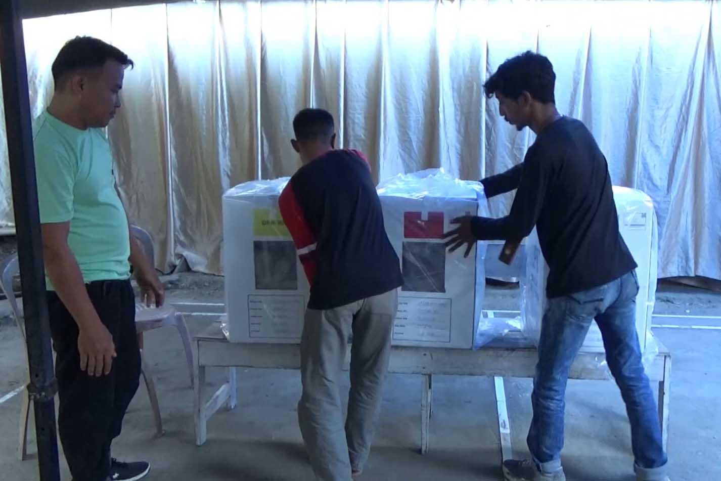 Anggota KPPS menyiapkan kotak suara untuk pemungutan suara ulang di Majene, Sulawesi Barat, Senin (19/2).