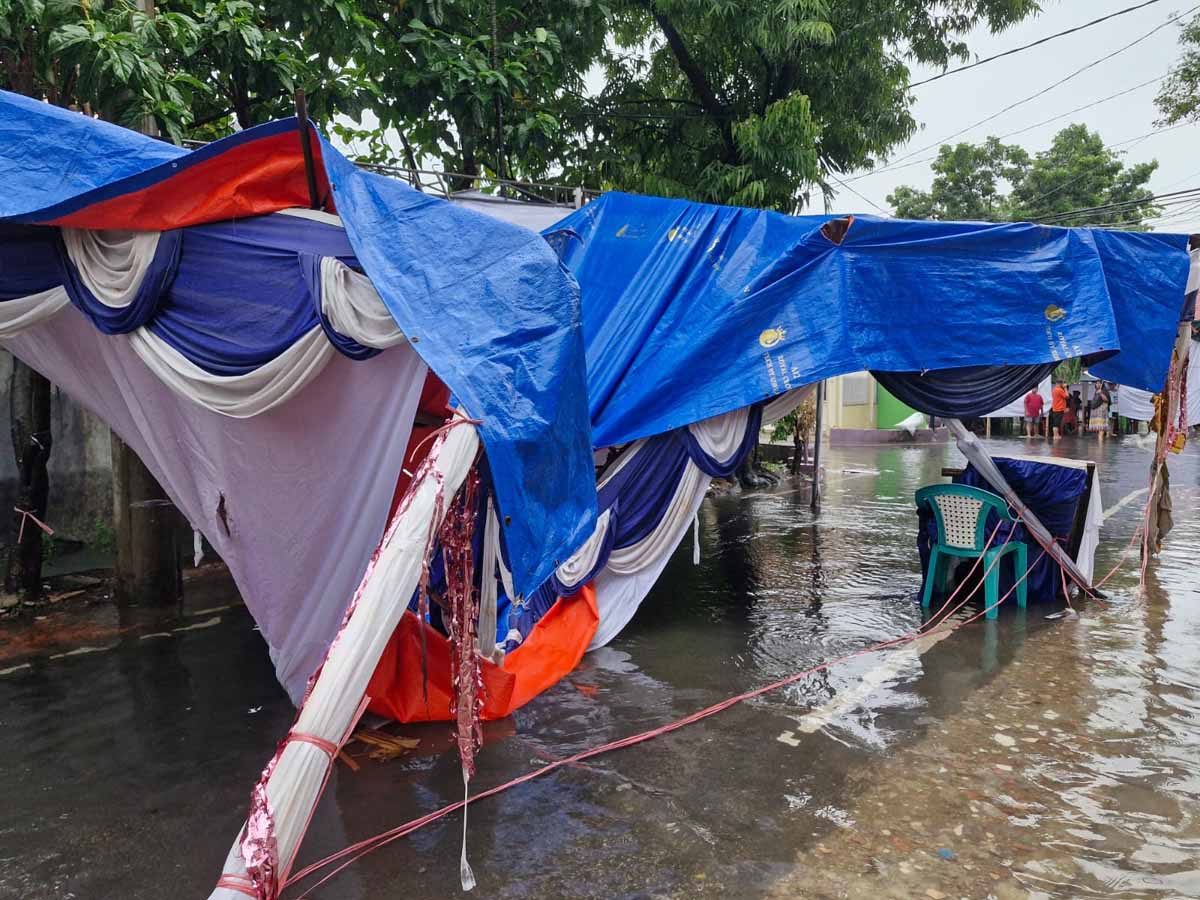 TPS di Cempaka Baru ambruk akibat hujan dan angin kencang. Sedangkan di TPS Gunung Sahari Selatan, tiga kotak suara rusak.