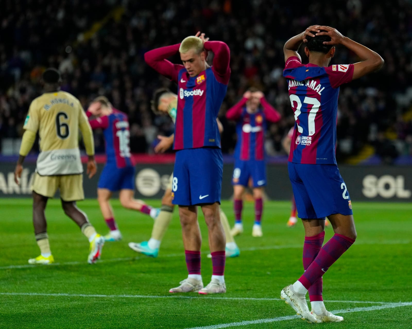 Pemain FC Barcelona kecewa atas hasil imbangnya melawan Girona dengan skor 3-3 dalam laga lanjutan La Liga musim 2023/2024 pada Senin (13/2)