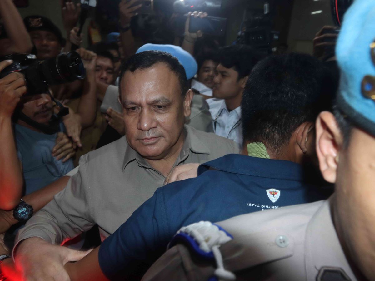 Ketua KPK nonaktif Firli Bahuri keluar dari Gedung Badan Reserse Kriminal (Bareskrim) Polri usai dimintai keterangan.