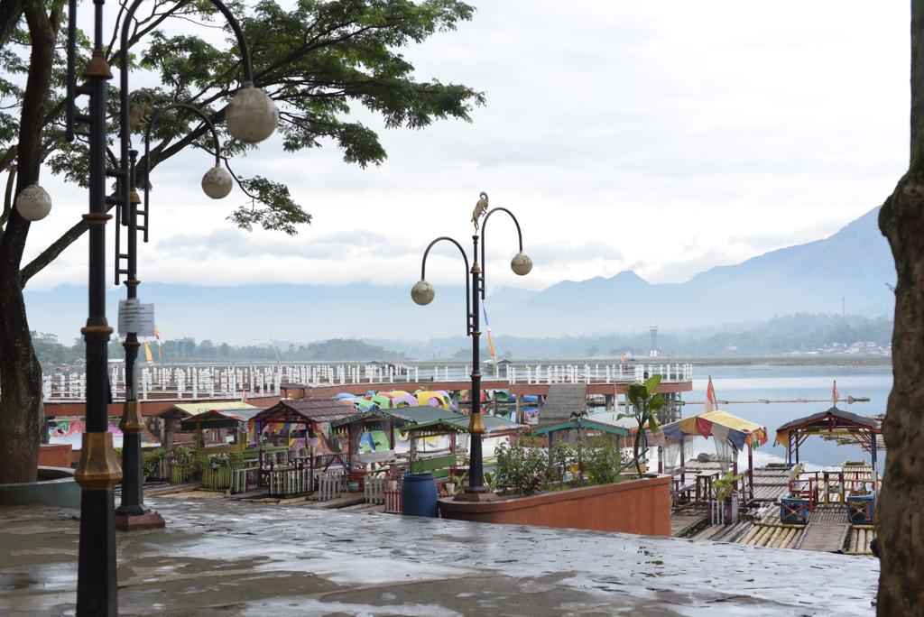 Situ Bagendit, salah satu objek wisata andalan Kabupaten Garut.