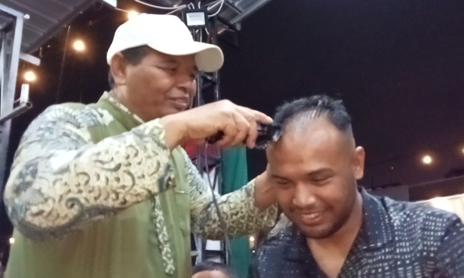 Bintang Pamungkas, Caleg Partai NasDem Bandung Barat, menggunduli kepalanya.