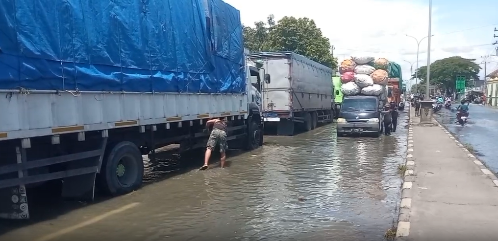 Air bah yang datang secara tiba tiba di jalur Pantura Demak, membuat ratusan kendaraan kecil dan besar terjebak macet hingga berjam-jam.