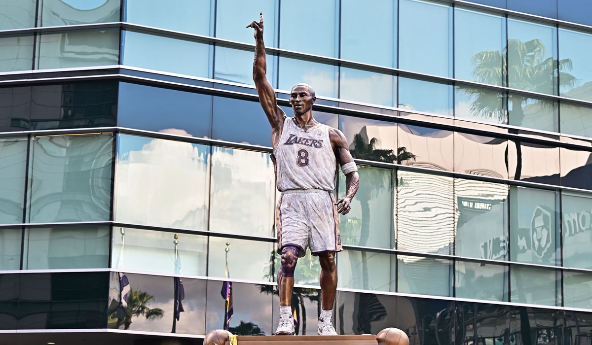 Patung Kobe Bryant di luar Staples Center, markas klub NBA Los Angeles Lakers