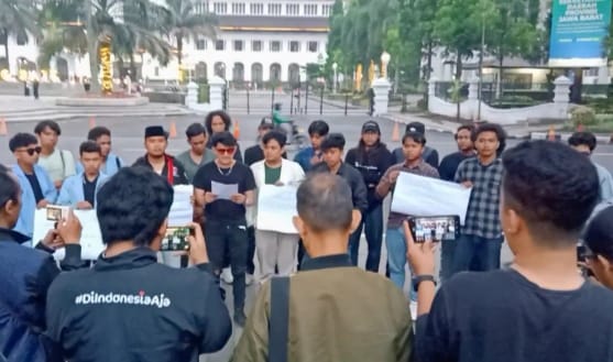 Federasi Mahasiswa Provinsi Jawa Barat menggelar unjuk rasa memprotes kebijakan pemerintah di depan Gedung Sate, Kota Bandung