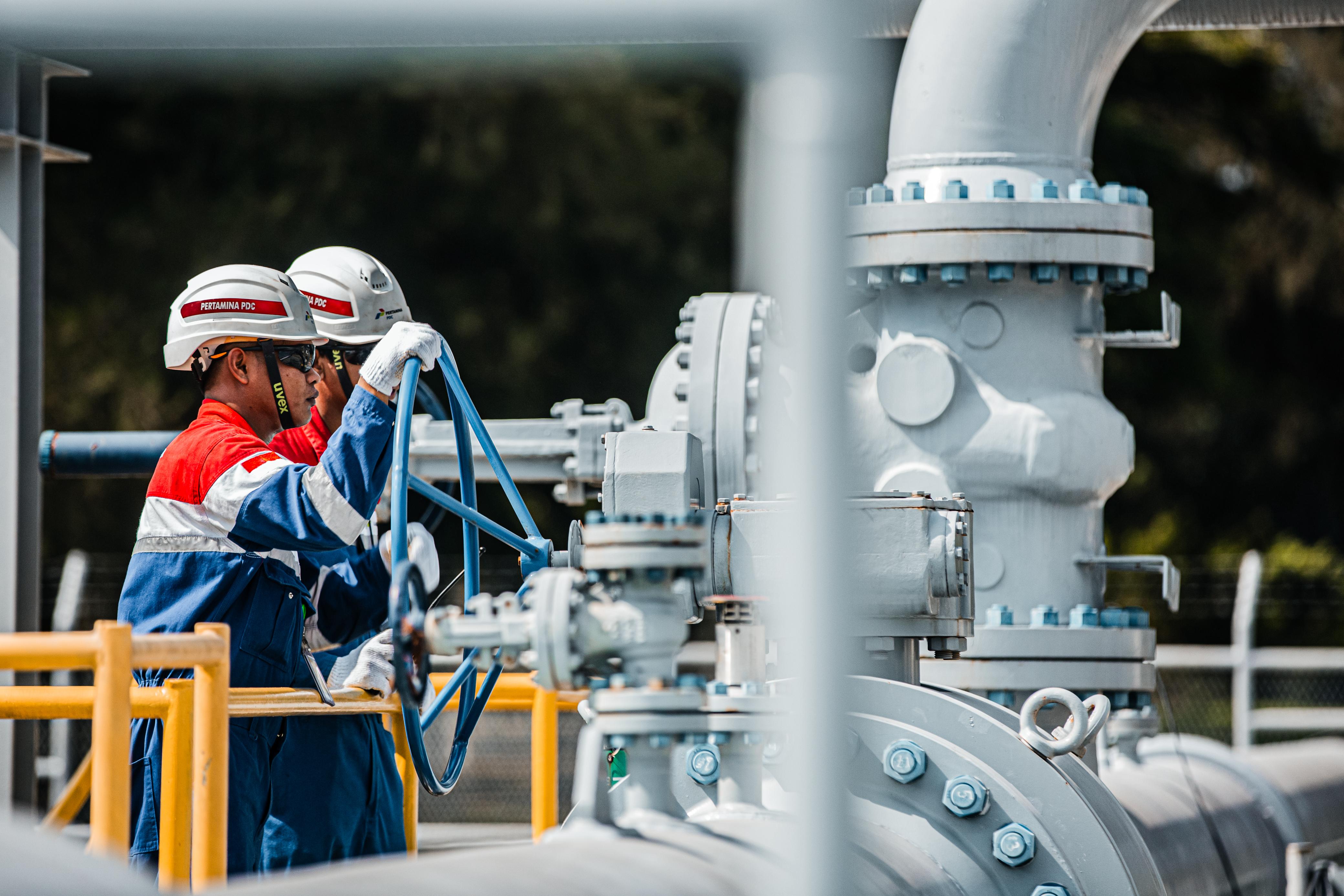 Petugas memeriksa tekanan gas. Pertagas melaporkan kenaikan volume transportasi gas pada 2023.