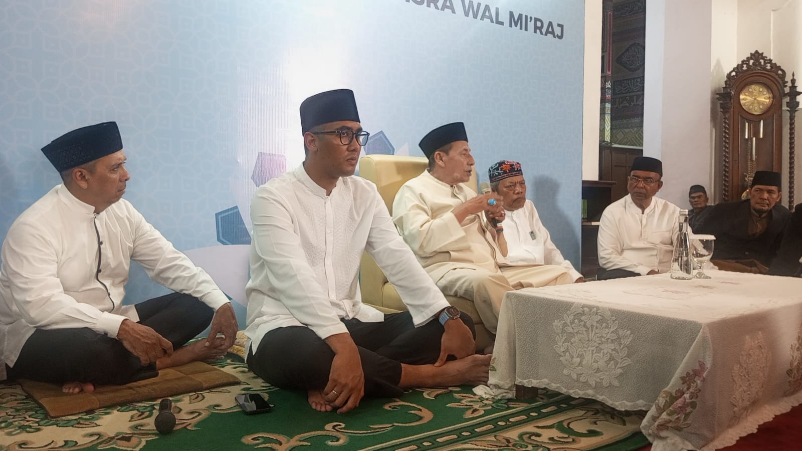 Kegiatan malam Isra Miraj Nabi Muhammad SAW di Masjid “Cut Meutia” Jakarta, Jumat (9/2/2024).