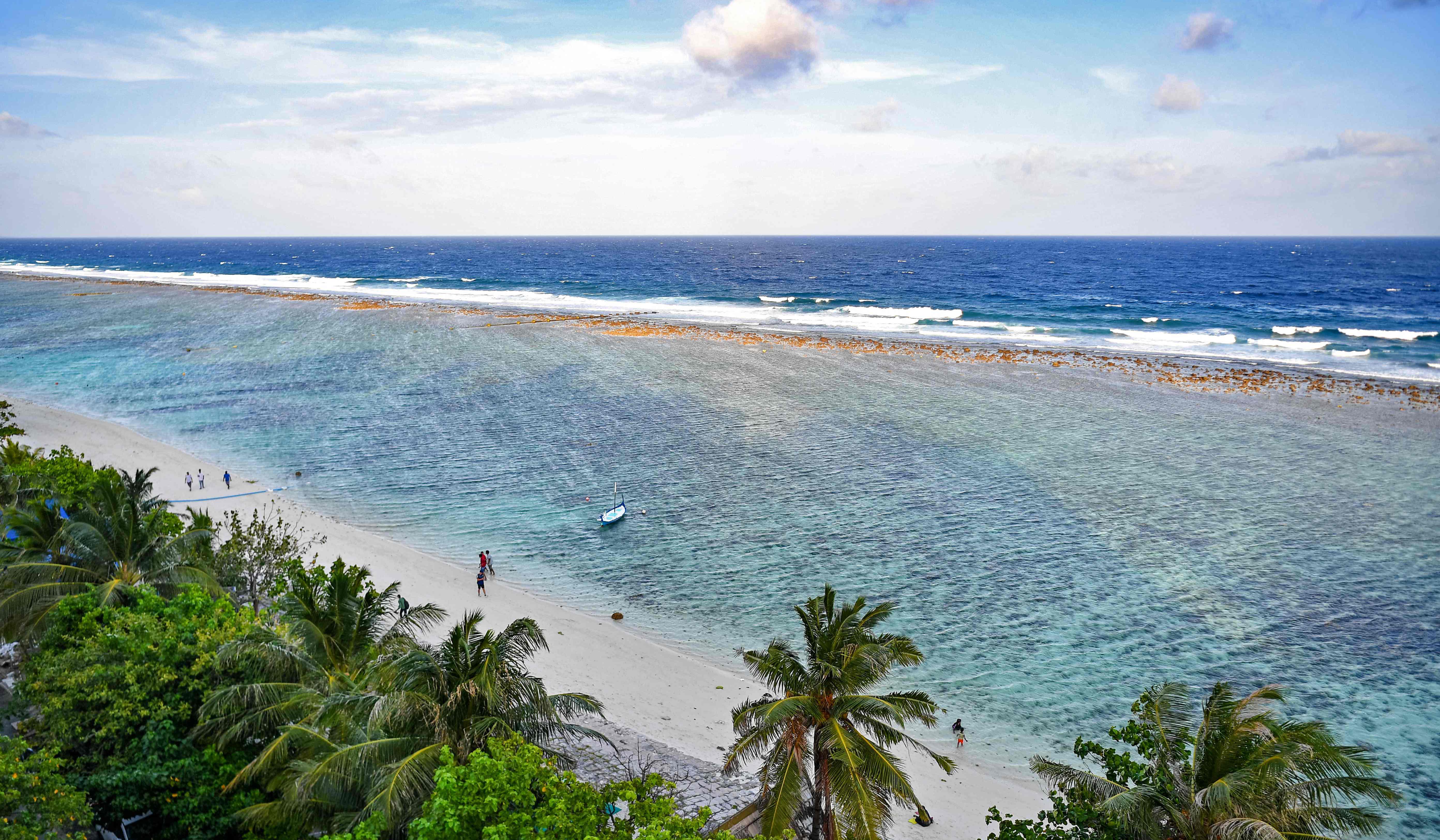 Wisatawan tengah bersantai di salah satu pantai di Maladewa, Selasa (26/12/2023).