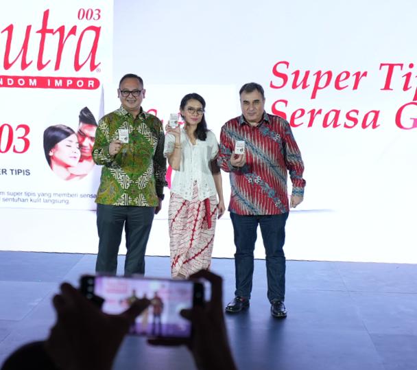 Acara peluncuran kondom super tipis Sutra 003 di Jakarta, Selasa (20/2/2024).