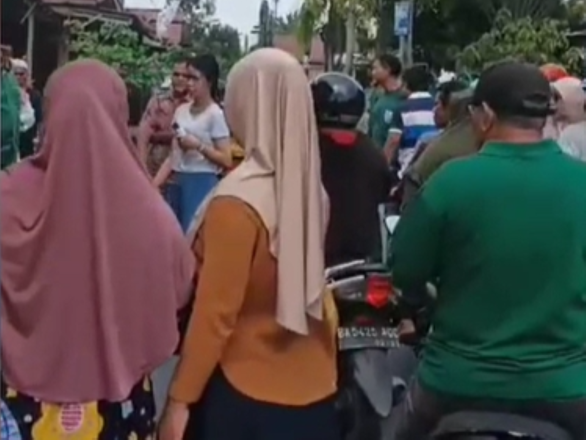 Warga Medan Amplas yang ricuh saat mengetahui ada tiga pemilih gelap.