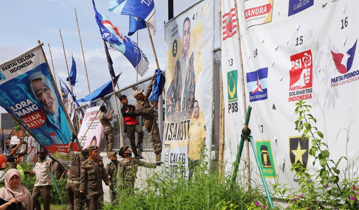 Penertiban APK partai politik Pemilu 2024 di Depok.