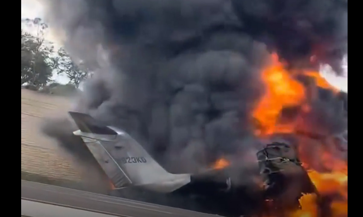 Dua orang tewas ketika jet pribadi Bombardier Challenger 600 kehilangan mesin dan jatuh di Interstate 75 di dekat Naples, Florida. 