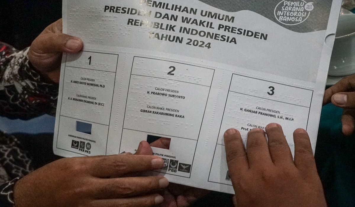 Ilustrasi--Penyandang disabilitas memegang contoh surat suara Braille saat sosialisasi surat suara di Kabupaten Batang, Jawa Tengah.