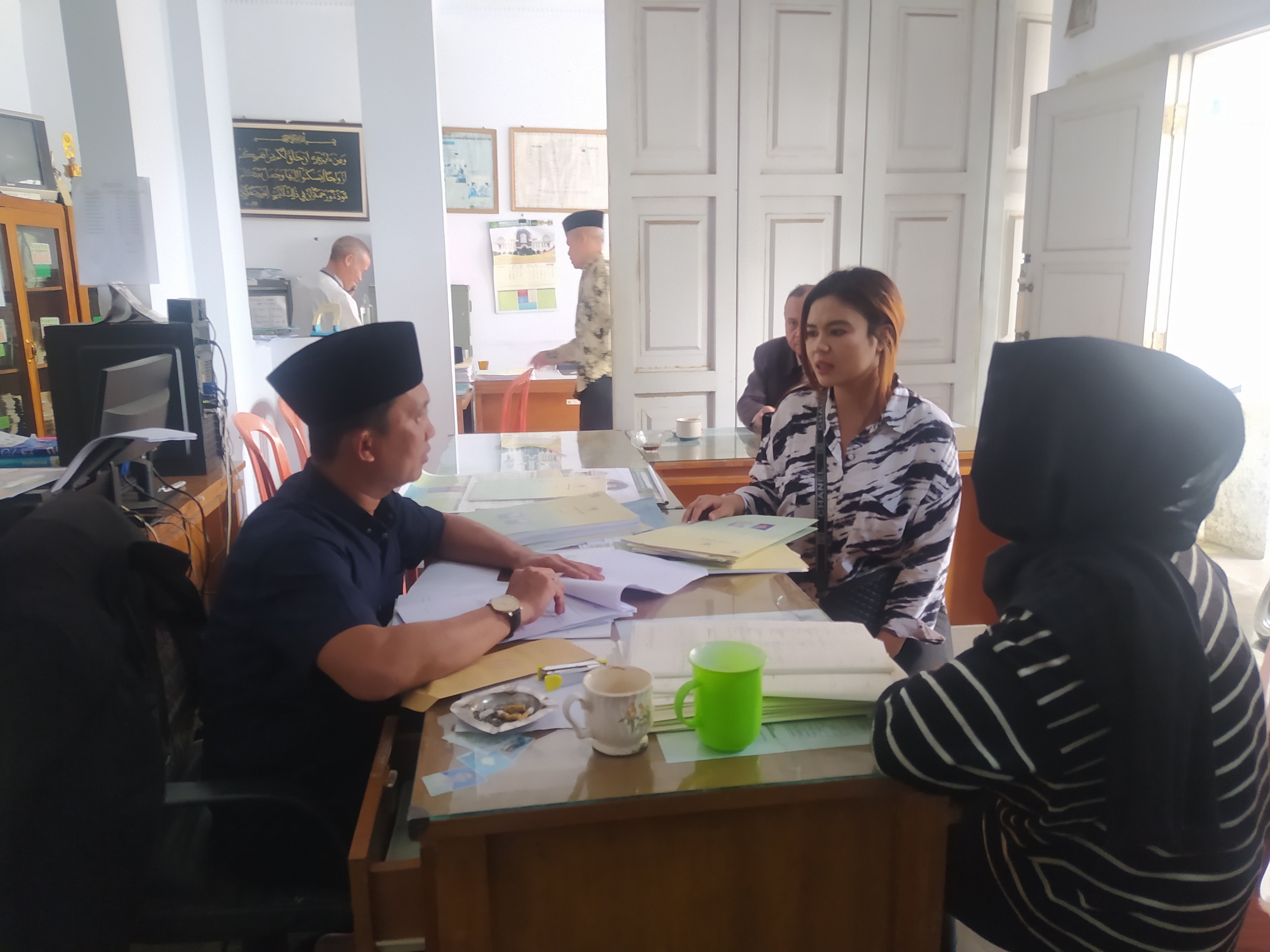 Calon pengantin mendaftarkan pernikahan ke Kantor Urusan Agama (KUA) Kecamatan Pacet, Kabupaten Sukabumi, Jabar.