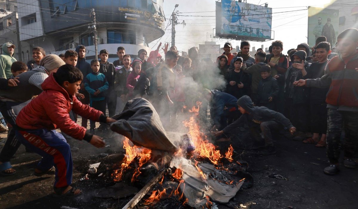 Anak-anak Palestina membakar ban sebagai protes terhadap kenaikan harga makanan dan persediaan karena kekurangan pada 28 Februari 2024.