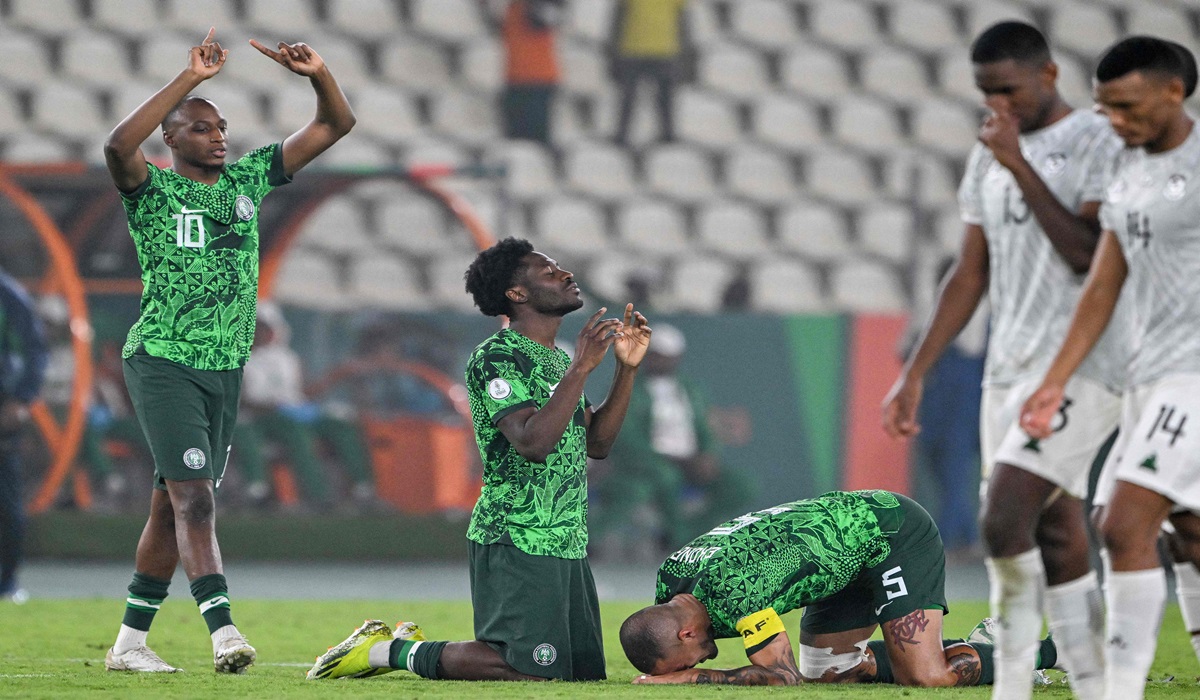 Para pemain Nigeria melakukan sujud syukur usai mengalahkan Afrika Selatan di semifinal Piala Afrika