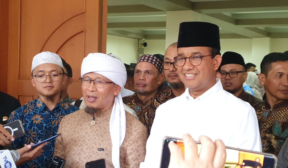 Anies Baswedan dan Abdullah Gymnastiar atau Aa Gym di Masjid Daarut Tauhiid, Kebayoran Baru, Jakarta Selatan, 12 Februari 2024.