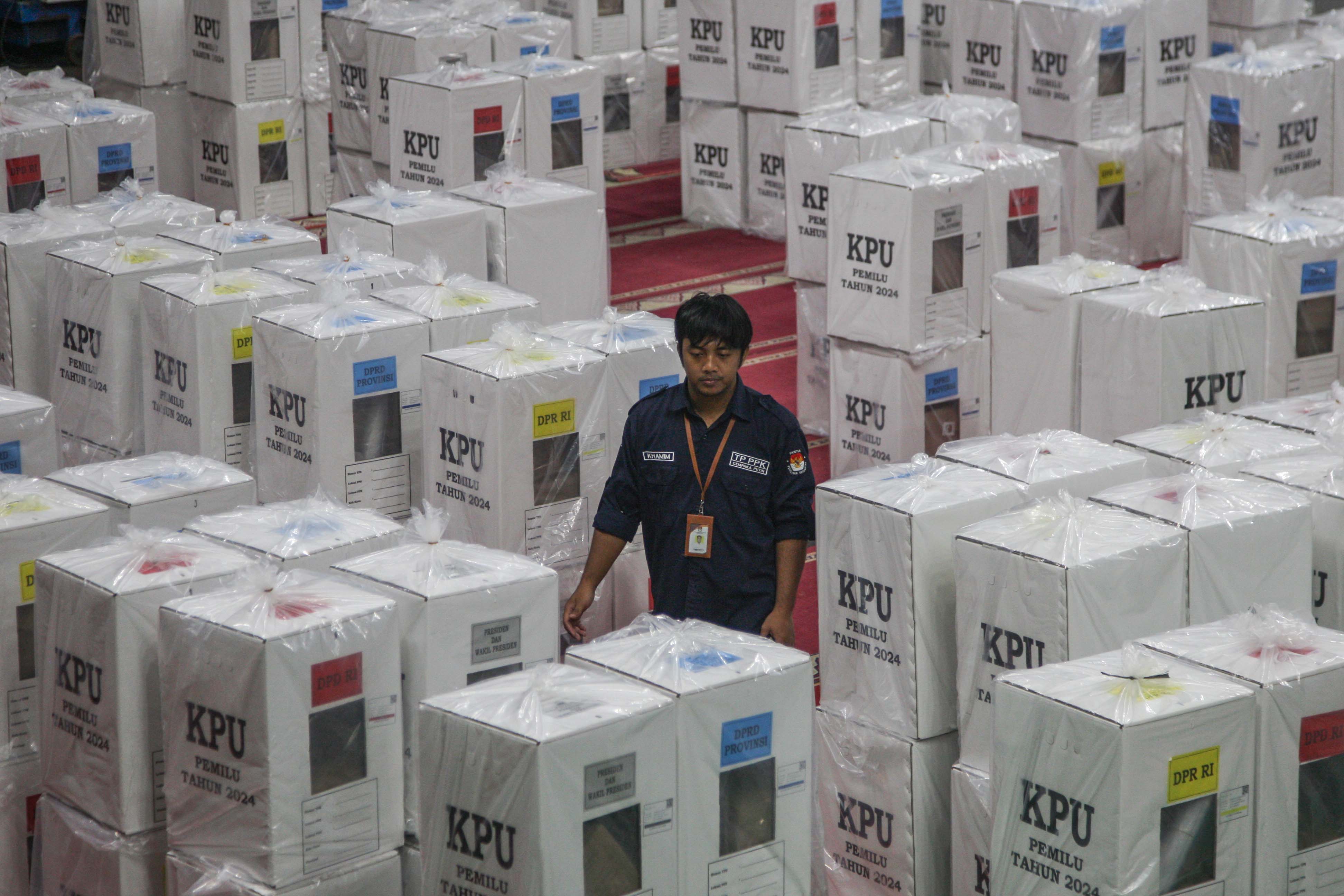  Petugas Panitia Pemilih Kecamatan (PPK) mengecek saat setting packing logistik Pemilu) 2024