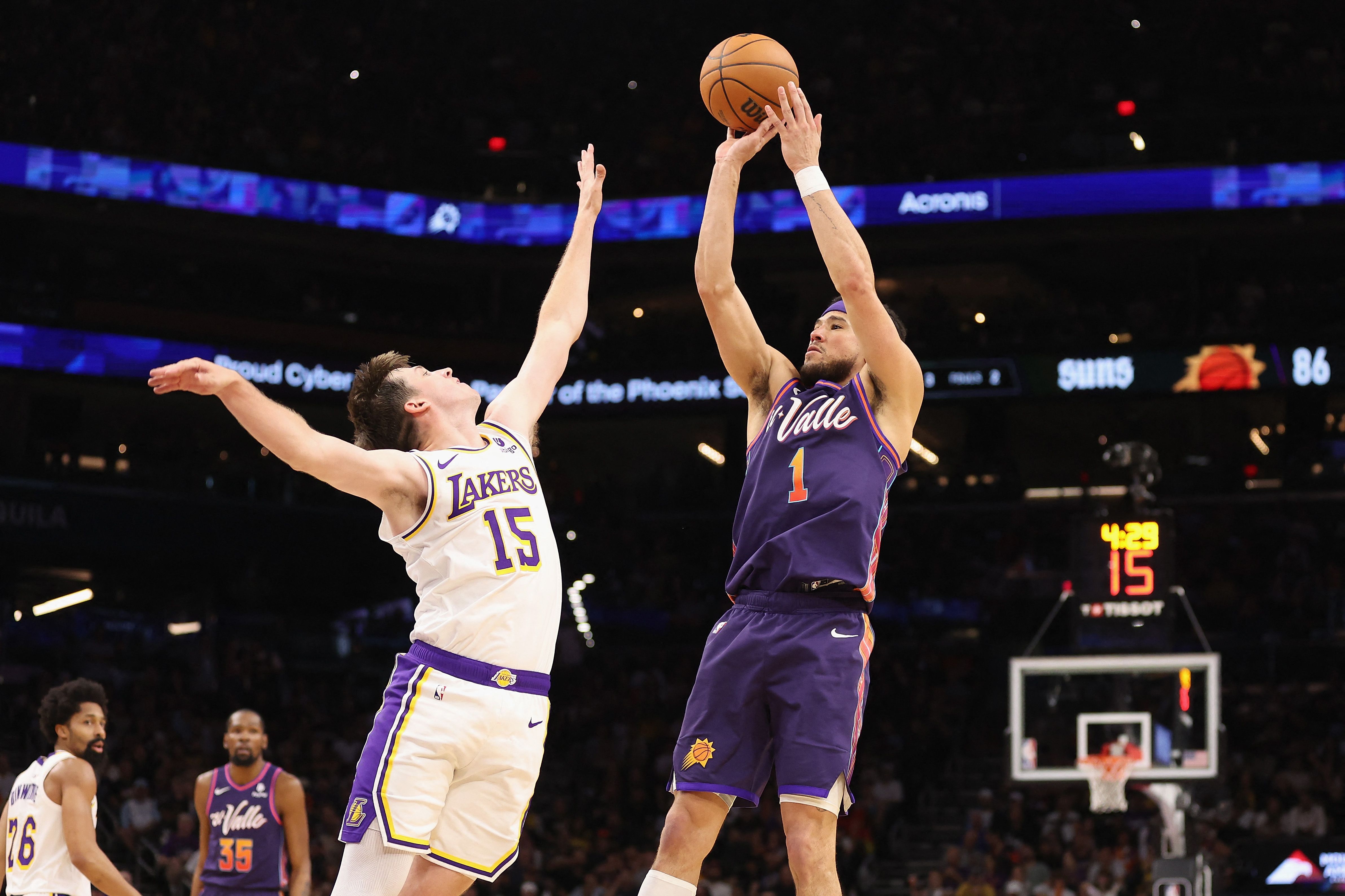 Pebasket Phoenix Suns Devin Booker berusaha memasukkan bola ke keranjang saat timnya berjuma dengan LA Lakers, Senin (26/2) WIB.