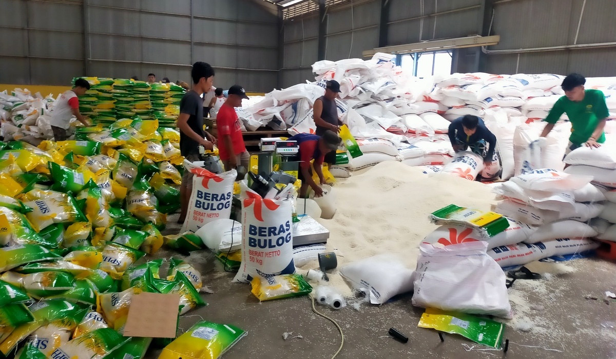 Pekerja gudang bulog Linggajaya, Kota Tasikmalaya melakukanpengepakan beras SPHP.