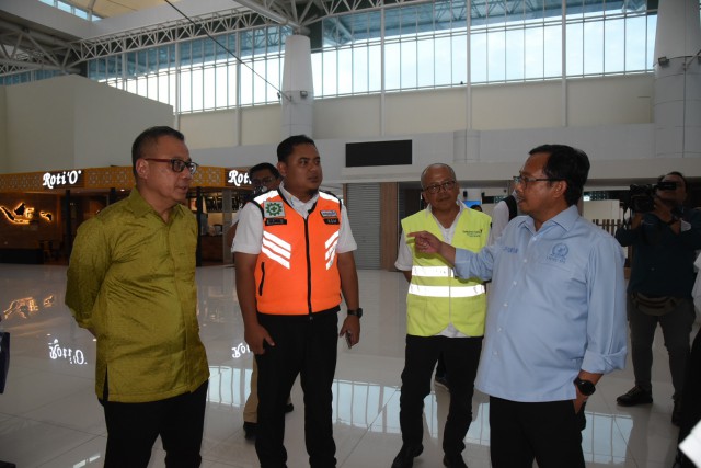 etua Tim Kunjungan Kerja Reses Komisi VI DPR RI yang dipimpin oleh Herman Khaeron saat mengunjungi Bandara Kertajati di Majalengka, Jabar.
