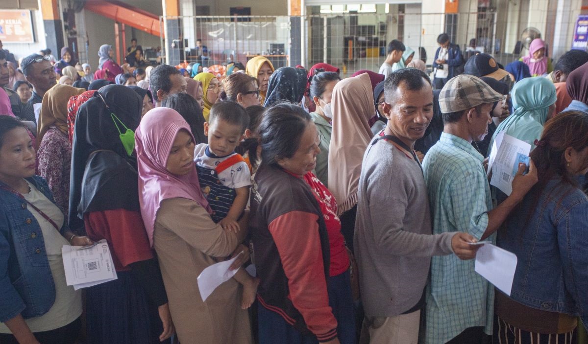 Warga antre bantuan pangan cadangan pemerintah dalam penyaluran tahap kedua di Kantor Pos Batam Centre, Kepulauan Riau, 6 November 2023.