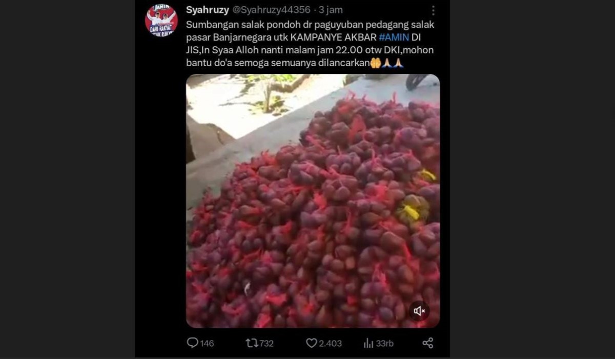 Relawan mempersiapkan bungkusan salak