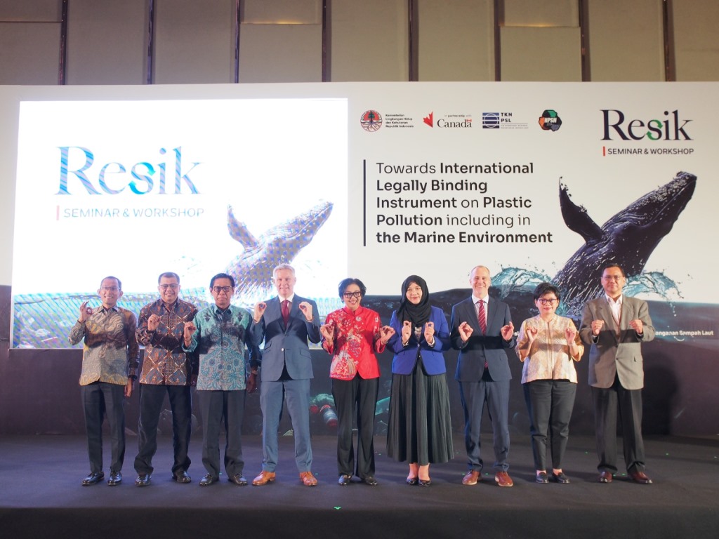 Tim Koordinasi Nasional Penanganan Sampah Plastik (TKN PSL) meluncurkan Kampanye Resik untuk mengatasi pencemaran sampah plastik.