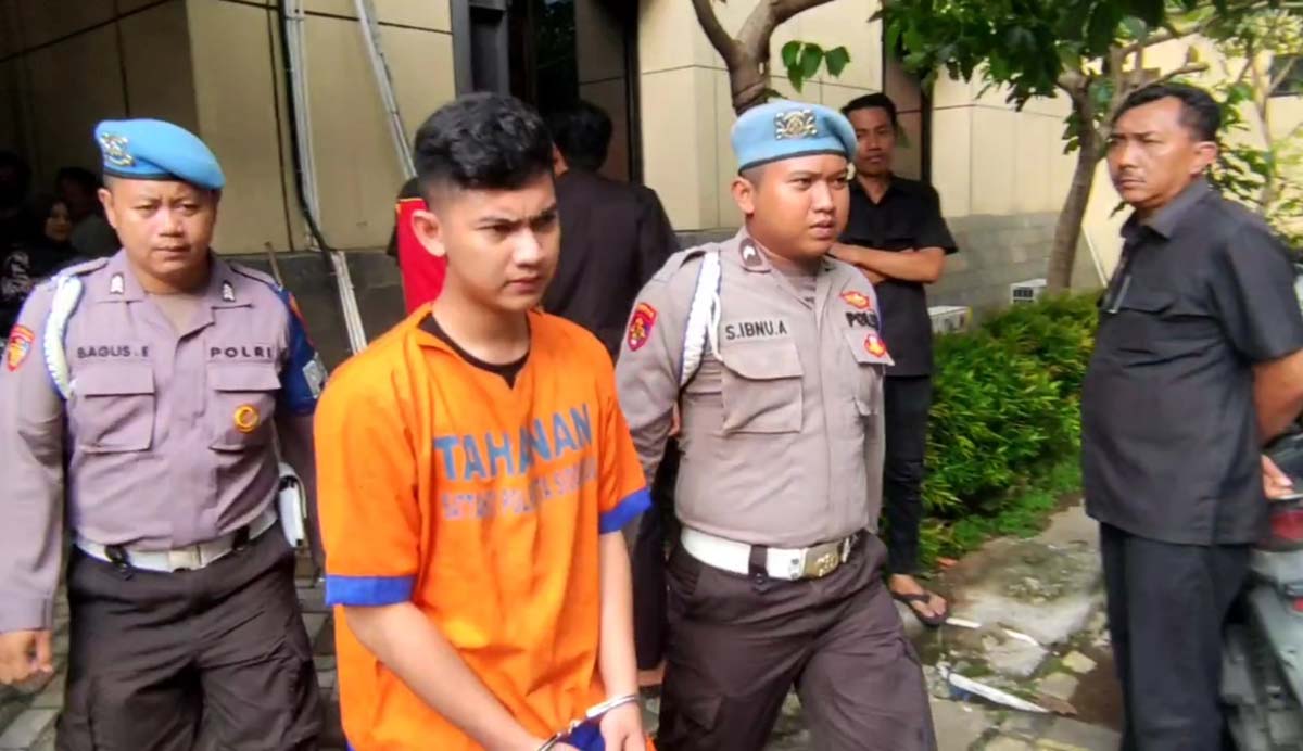 Selebgram asal Malang, MA ditetapkan sebagai tersangka oleh polisi Sidoarjo atas kasus penganiayaan pacarnya, sesama selebgram Safitri.